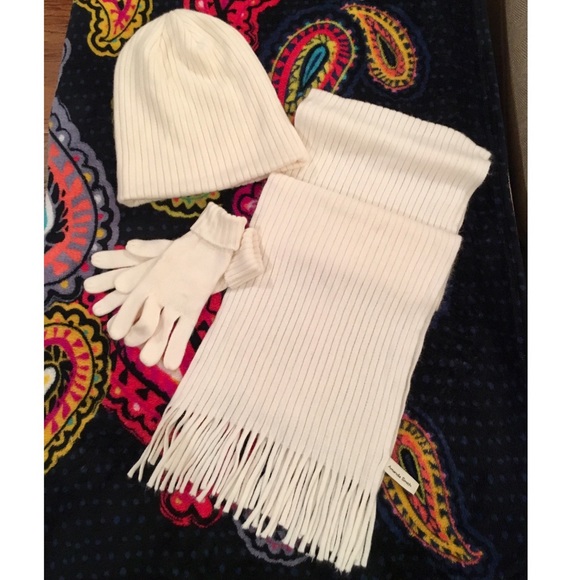 Amanda Smith Accessories - AMANDA SMITH Winter White Scarf,Hat, and Glove Set